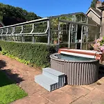 Bank House Longtown, Ideal Group With Swimming Pool & Hot Tub Semesterbostad *