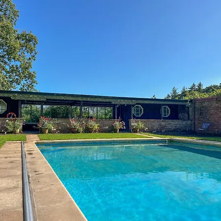 Bank House Longtown, Ideal Group With Swimming Pool & Hot Tub Ferienhaus