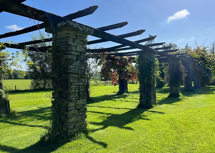 Bank House Longtown, Ideal Group With Swimming Pool & Hot Tub Feriehus