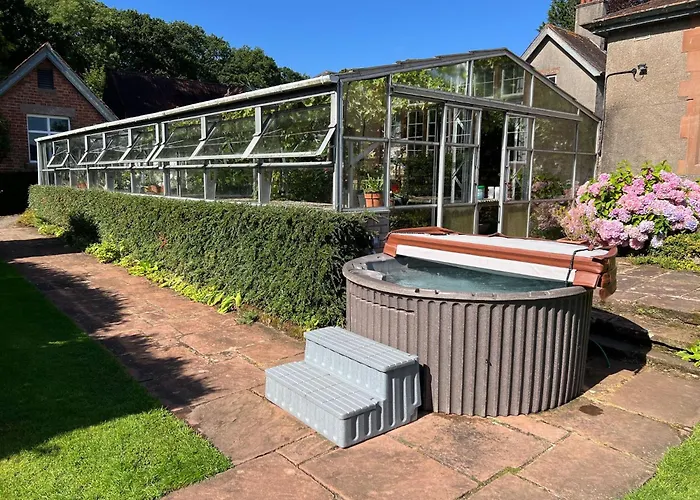 Bank House Longtown, Ideal Group With Swimming Pool & Hot Tub Feriehus *